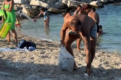 Turista francese raccoglie rifiuti alla spiaggia a Bisceglie: «La gente si sta ormai abituando»