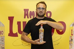 Un artista di Corato disegna la nuova bottiglia per Amaro Lucano
