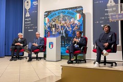 La coppa vinta dall'Italia a Euro 2020 in esposizione a Molfetta