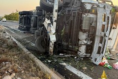 Tir si ribalta e invade l'altra corsia: incidente sulla SS16 all'altezza di Polignano a Mare