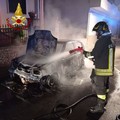 In fiamme l'auto di un carabiniere a Ugento. Possibile intimidazione