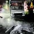 Fast food ambulante in fiamme vicino Lecce: possibile l'origine dolosa del rogo