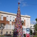 A Ostuni spicca un grande albero di Natale solidale realizzato all'uncinetto