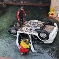 Auto finisce in un canale a Torre dell'Orso: illesi due ragazzi