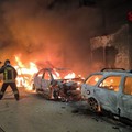 Inferno di fuoco a Bitonto: tre auto in fiamme in via Giotto, edifici evacuati