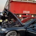 Auto travolta da un treno a Brindisi: due feriti