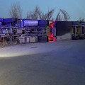 Camion frigo si ribalta sull'Andria-Corato: ferito il conducente