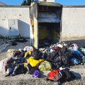 A San Ferdinando incendiato un bidone per la raccolta di indumenti usati