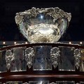 La leggendaria Coppa Davis sbarca a Trani: l'icona del tennis mondiale brilla allo Sporting Club per i suoi 60 anni