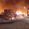 Incendio in un'area parcheggio di Fasano: distrutti 7 furgoni