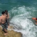 Torre a Mare, due ragazzi salvati sugli scogli per il mare agitato