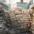 Acquaviva, dagli scavi in piazza spuntano reperti archeologici della città medievale