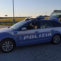 Stava soffocando durante una sosta in autostrada, salvato dalla Polizia