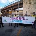 «Ci siamo rotti i polmoni», maschere antigas per il flashmob di Legambiente