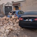 Crolla un rudere a Bari. Due auto distrutte