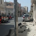 Violento incidente a Trani: auto scavalca marciapiede e finisce contro un muro