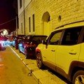 Sosta selvaggia sul porto di Trani: auto in fila parcheggiate sul marciapiede