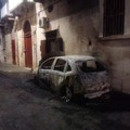 Tornano gli incendi a Terlizzi: brucia un'auto in via Colonna