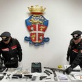 Mitra, pistole e droga in casa: scoperto arsenale segreto a Barletta