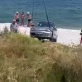 Auto cade in mare durante un parcheggio a Trani