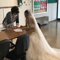Puglia, docente firma in abito da sposa. Il dramma dei precari in uno scatto