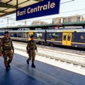 Passeggiava sui binari in stazione a Bari: salvata dai militari