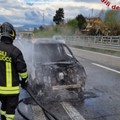 Auto in fiamme sull'A16, illesa una coppia di coniugi diretti a Trani