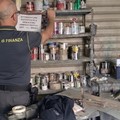 Carrozzeria "fantasma " in un garage, sigilli della Guardia di Finanza nella Bat