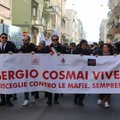 Bisceglie, folla di studenti in piazza Vittorio Emanuele per onorare la memoria di Sergio Cosmai