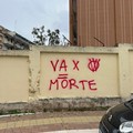 Raid vandalico al Policlinico di Bari, mura delle cliniche imbrattate dai No-Vax