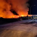 Maxi incendio a Barletta, bruciano rifiuti abbandonati