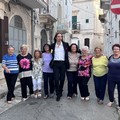 Tommy Cash in Puglia: incontro inaspettato con le nonnine di Ostuni