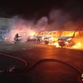 Grosso incendio in un'azienda del ramo rifiuti a Noicattaro: distrutti dieci mezzi per la raccolta porta a porta