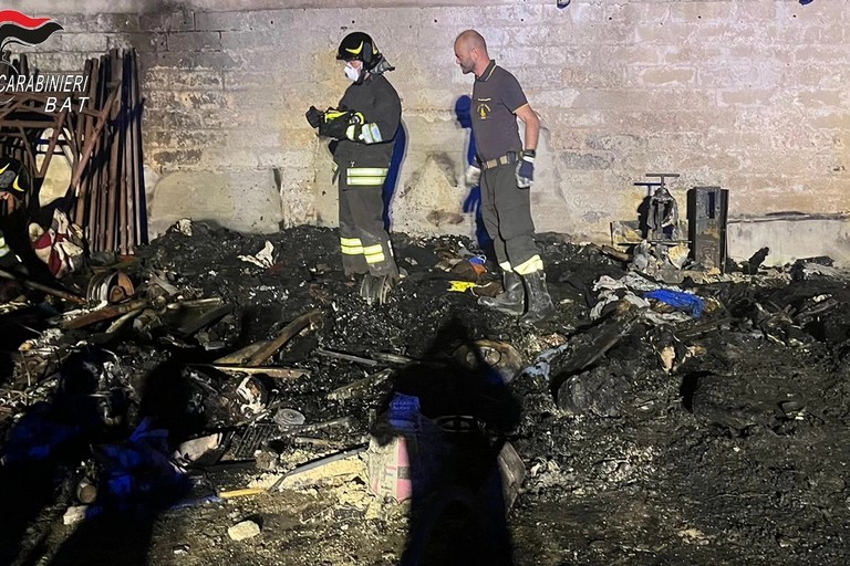 Morto nel rogo di via Copenaghen a Bisceglie, i dettagli delle indagini dei Carabinieri