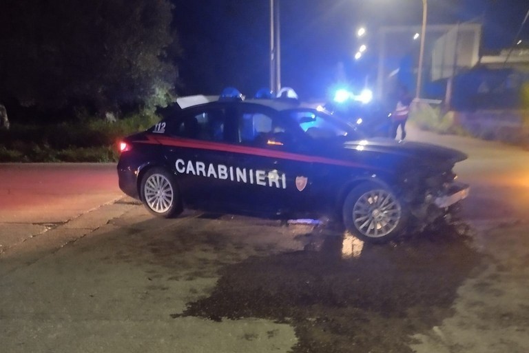 Gazzella dei Carabinieri esce fuori strada