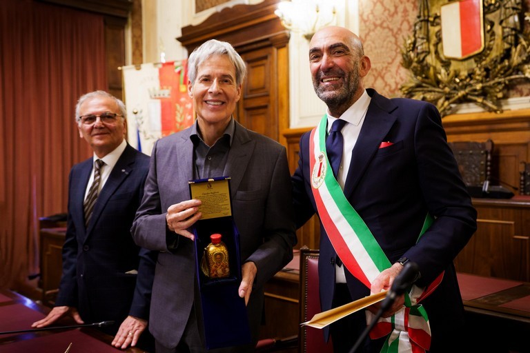 Il sindaco Vito Leccese dona a Claudio Baglioni