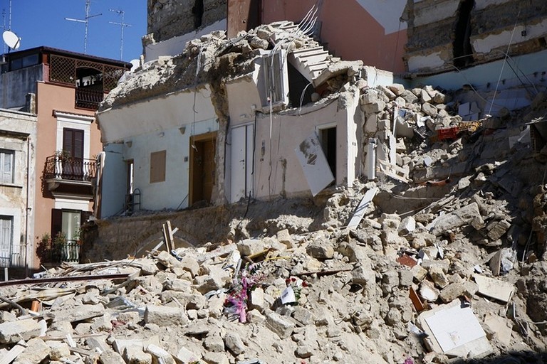 Crollo di via Roma: domani Barletta ricorderà Maria, Antonella, Matilde, Giovanna e Tina