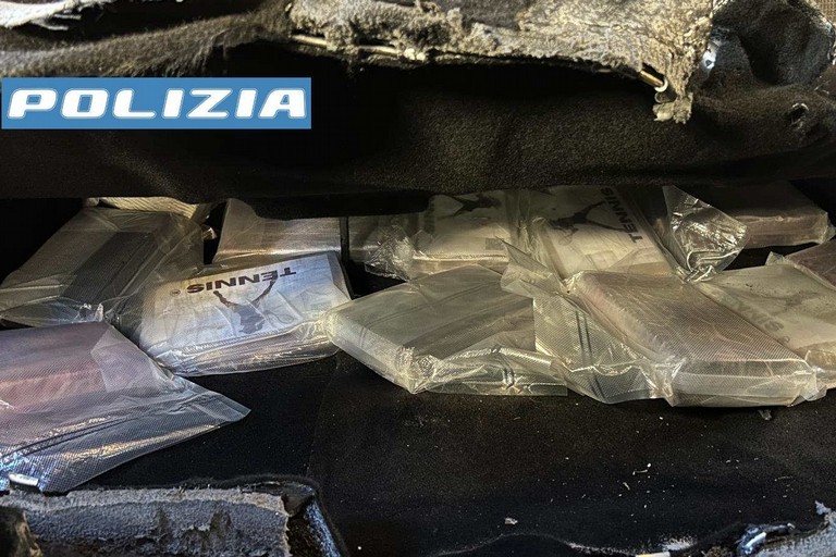 Bari, in auto con oltre 13 chili di cocaina