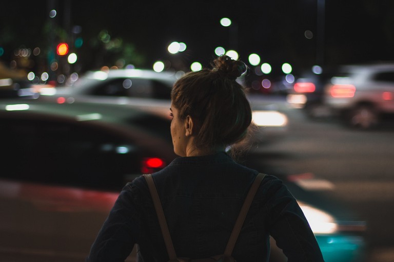 Ragazza che attraversa la strada