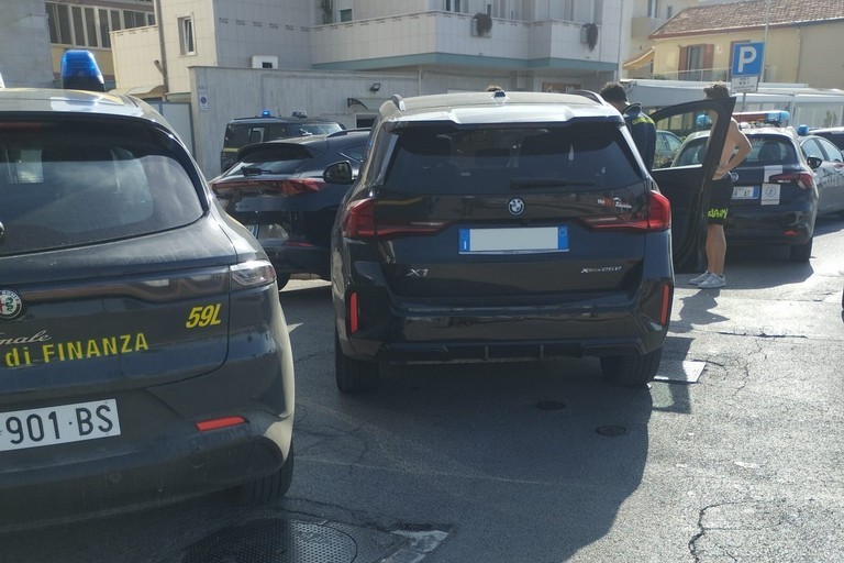Sfugge all'alt e viene inseguito