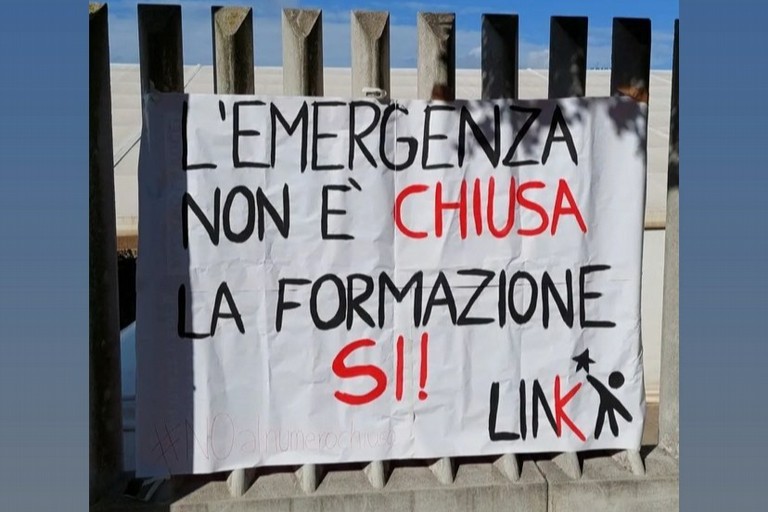 Lo striscione di Link Lecce