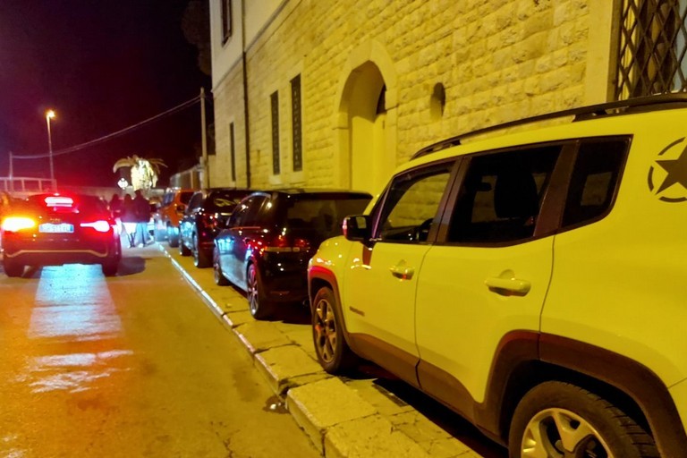 Sosta selvaggia sul porto di Trani: auto in fila parcheggiate sul marciapiede