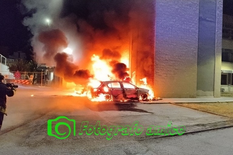 Bruciano due auto della Polizia locale a Margherita di Savoia. Foto Fotografoamico