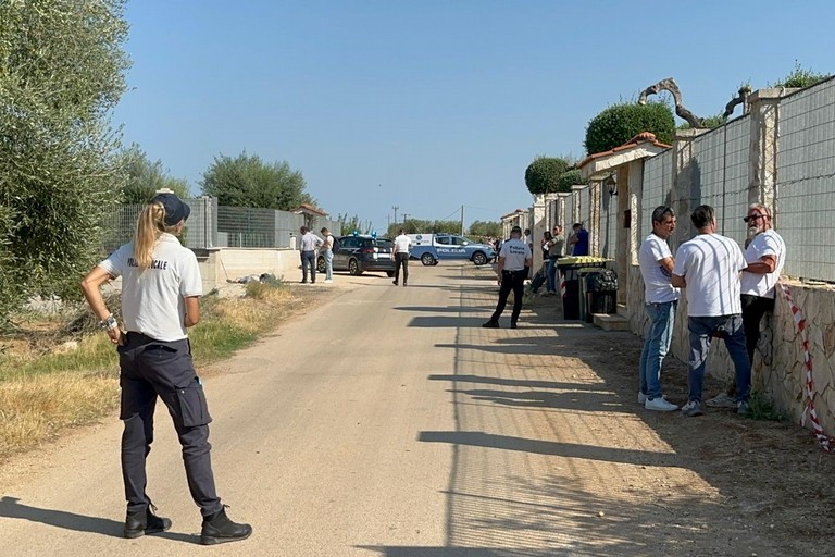 Cadavere di un uomo trovato in strada nel Barese