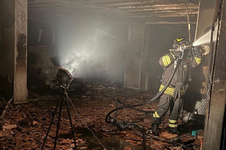 Incendio in un box a Bitritto: in fiamme tre auto