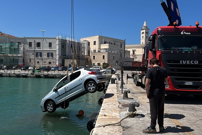 Recuperata la Peugeot caduta nelle acque del porto di Trani