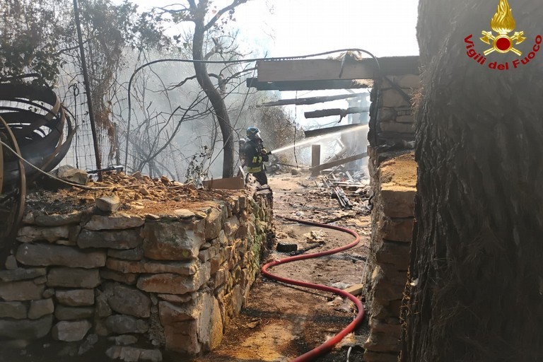 Incendio presso il Ranch Natalino di Bitritto