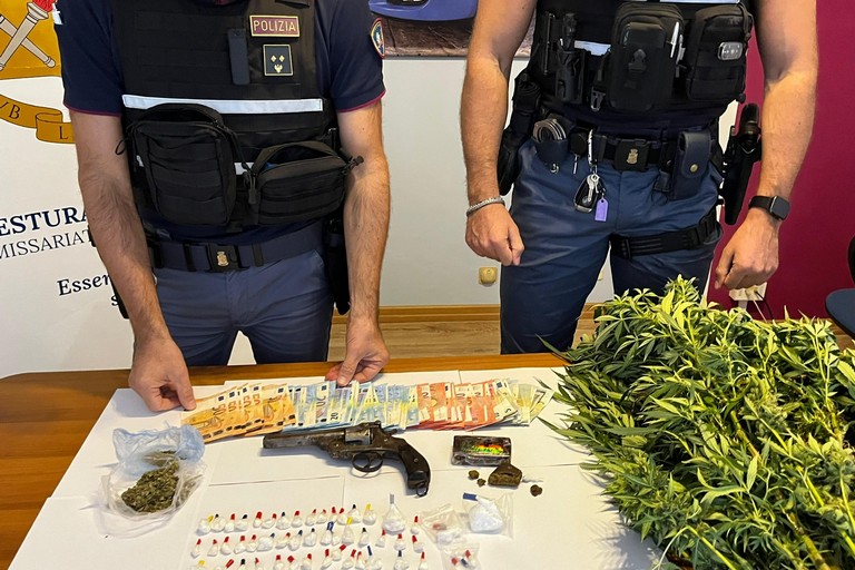 Cocaina, hashish, marijuana e un revolver