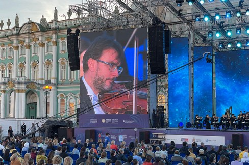 San Pietroburgo, 40mila persone in piazza per l'orchestra del Teatro Petruzzelli