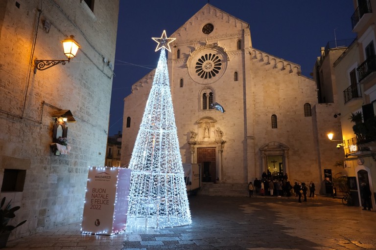 Un grande albero illumina piazza dell'Odegitria a Bari grazie a Maldarizzi
